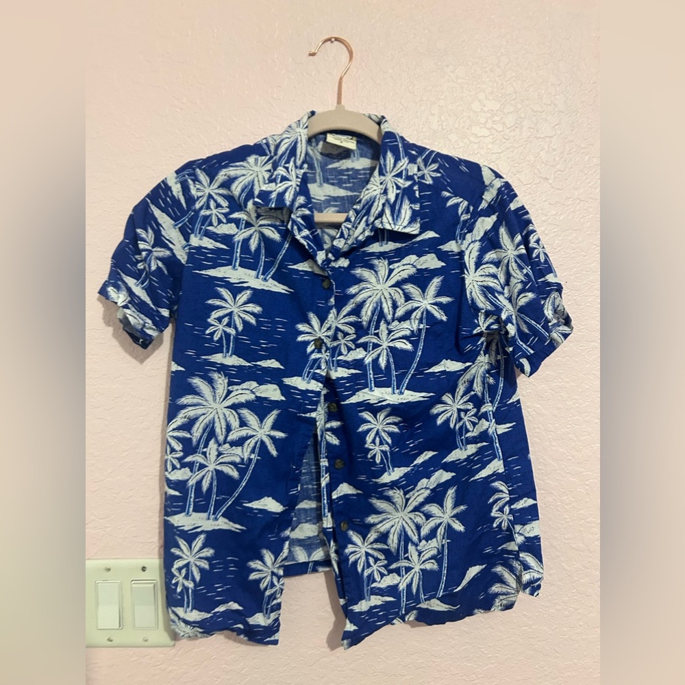 Women’s size small button up Hawaiian shirt.